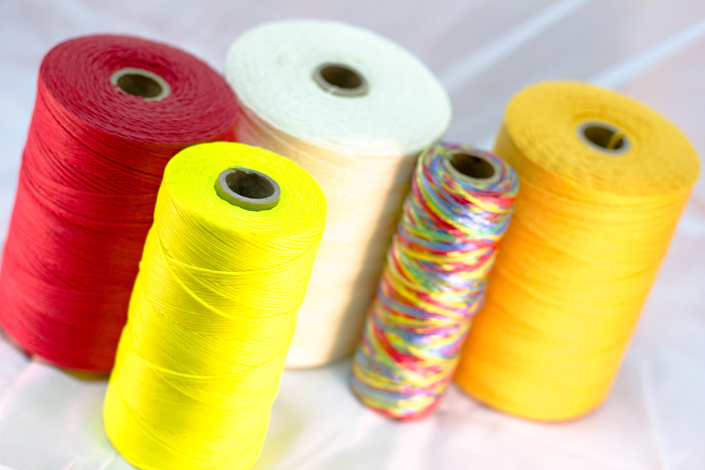Coloured braided polyester yarn